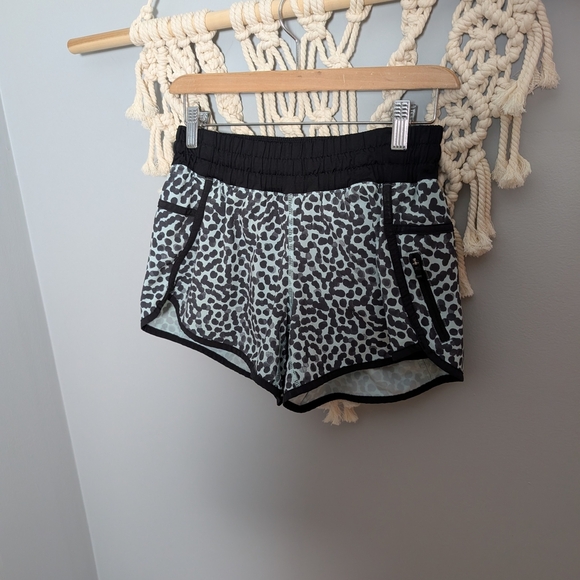 lululemon athletica Tracker Shorts Size 6 Blue Black Lined Gym Fitness Yoga - Picture 2 of 7